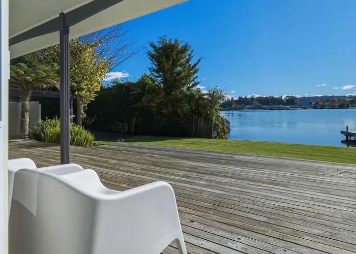 Okawa Bay Waterfront - Absolute Lakefront With Jetty 10min From Hells Gate Rotorua
