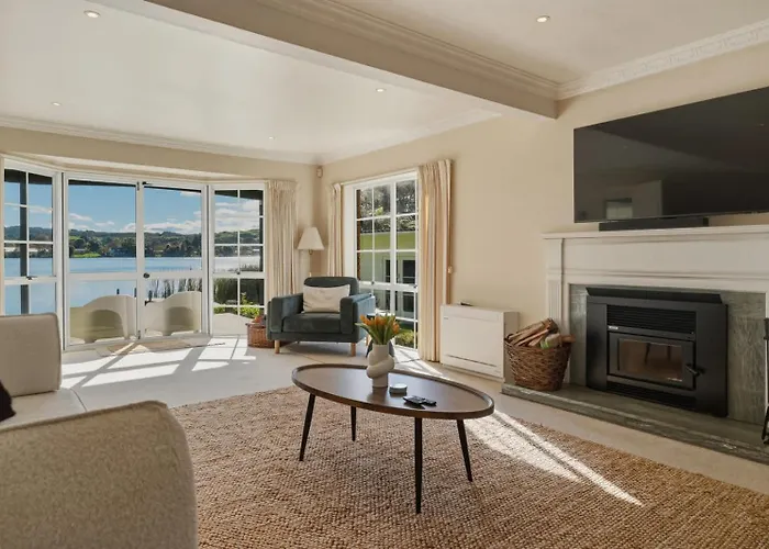 Okawa Bay Waterfront - Absolute Lakefront With Jetty 10min From Hells Gate Vakantiehuis Rotorua