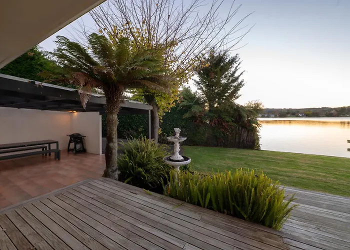 Okawa Bay Waterfront - Absolute Lakefront With Jetty 10min From Hells Gate Rotorua