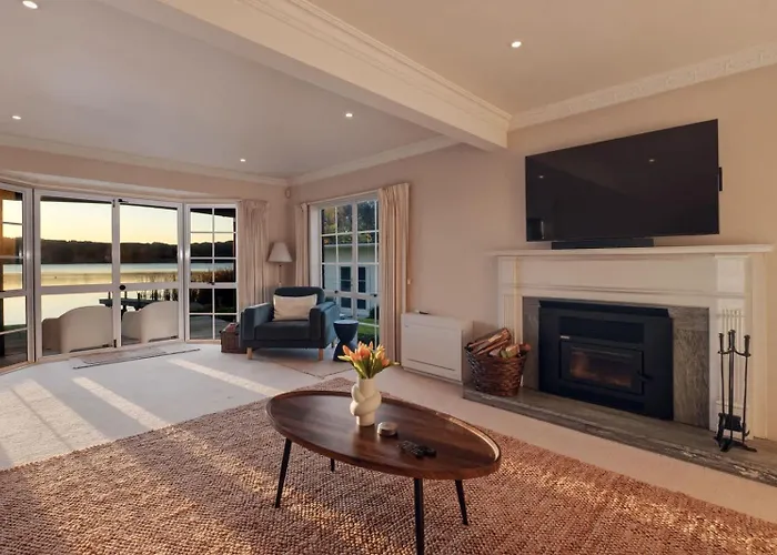 Okawa Bay Waterfront - Absolute Lakefront With Jetty 10min From Hells Gate Rotorua
