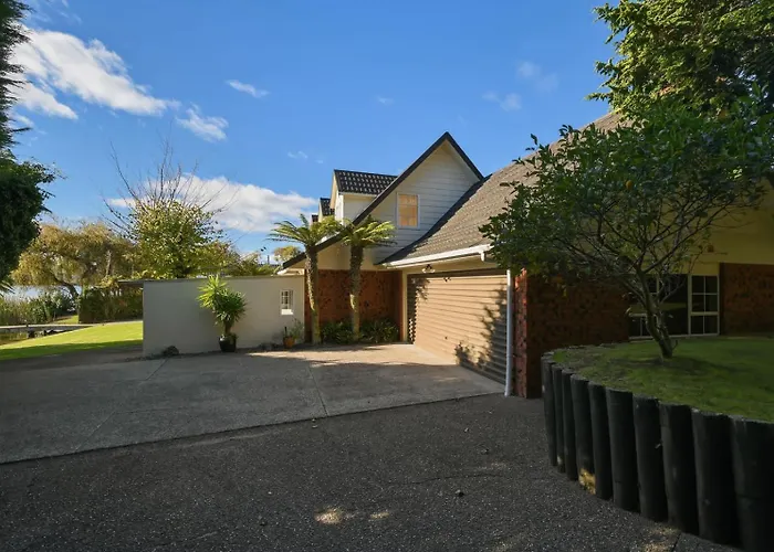 Okawa Bay Waterfront - Absolute Lakefront With Jetty 10min From Hells Gate Rotorua
