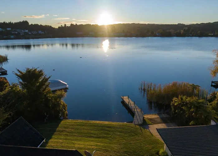 Okawa Bay Waterfront - Absolute Lakefront With Jetty 10min From Hells Gate Hébergement de vacances Rotorua